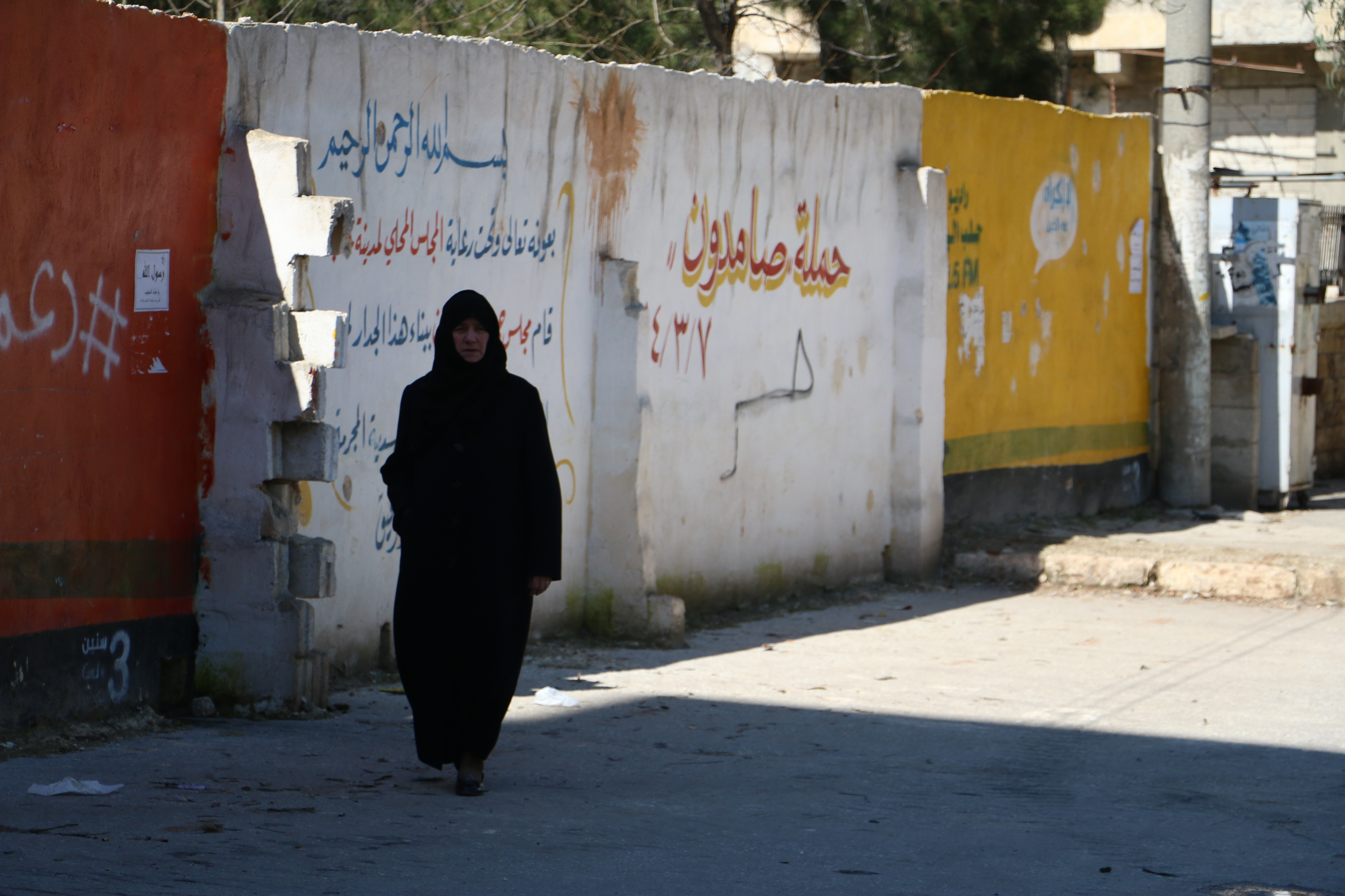 امرأة تسير في حيّ صلاح الدّين