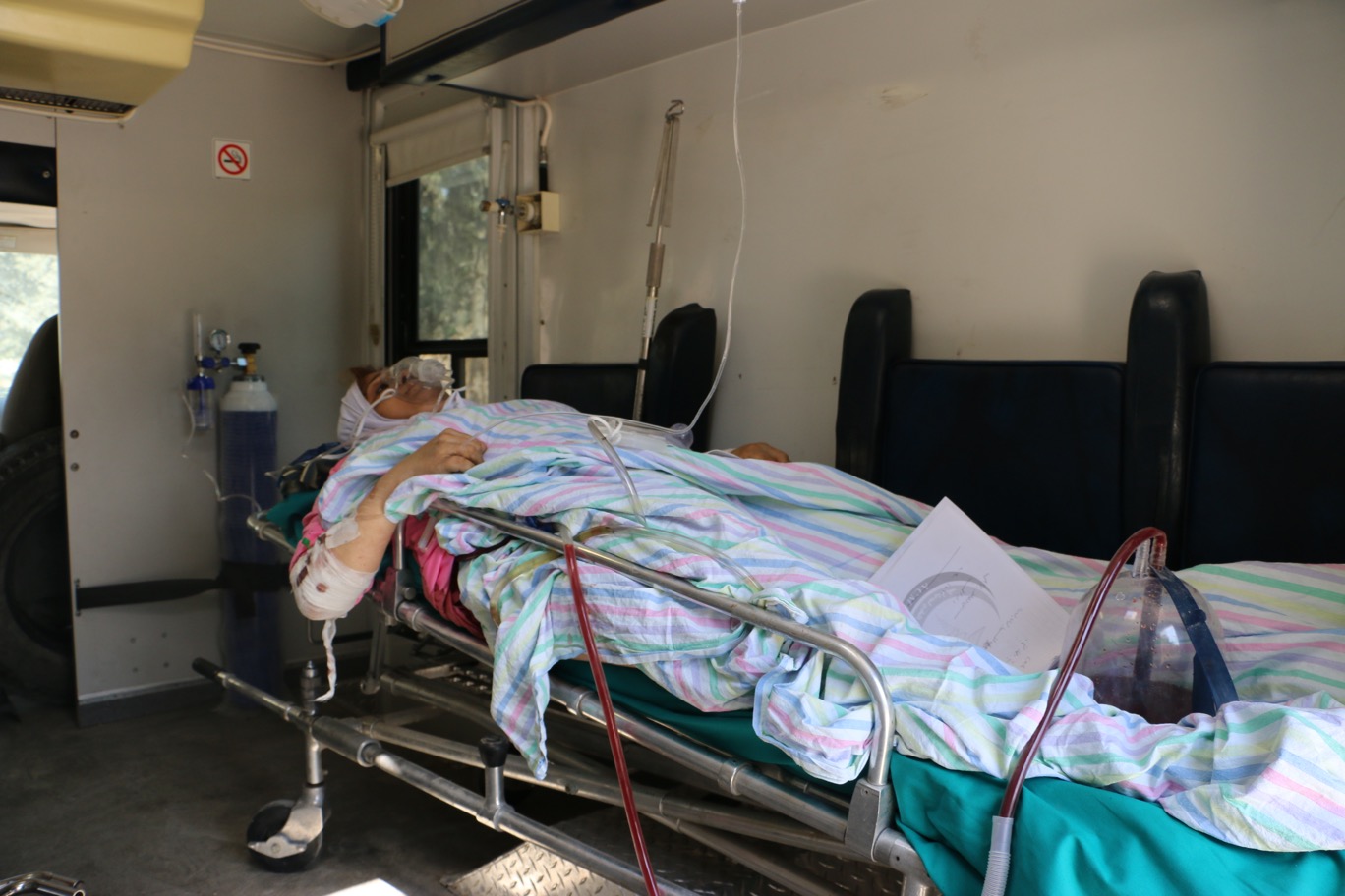 A woman hit by shelling in al-Sakhur neighbourhood and being transported by ambulance to Turkey.