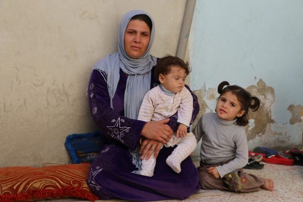 أمرأة تبكي لمقتل زوجها في معارك كوباني ونزوحها الى الشيخ مقصود بحلب
