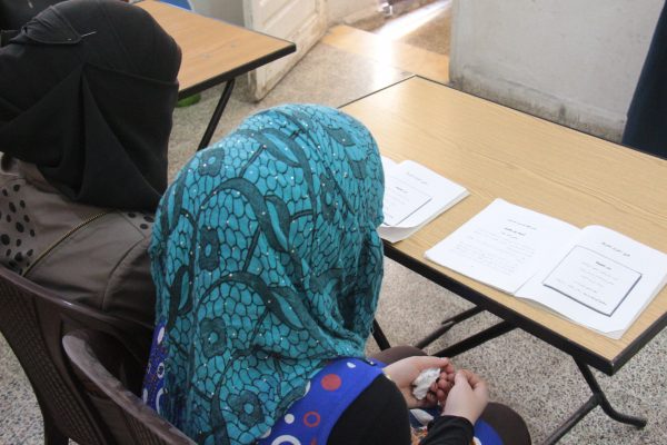 نساء يتعلمن القراءة والكتابة في إحدى دورات محمو الأمية في ريف إدلب - تصوير معهد صحافة الحرب والسلام