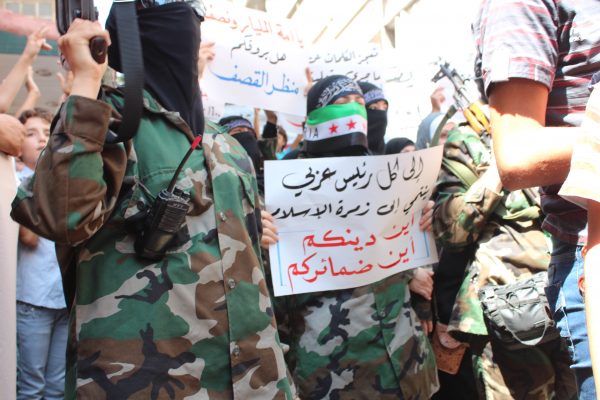 مشاركة لمقاتلات كتيبة أمن عائشة في إحدى المظاهرات في حي المشهد في حلب - تصوير: صلاح الأشقر