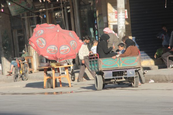 وسيلة نقل خاصة تستوعب جميع افراد العائلة بمن فيهم النساء في حي المعادي في حلب- تصوير: صلاح الأشقر