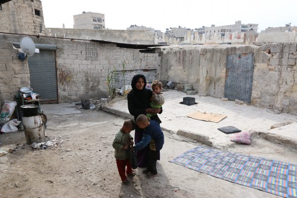 أمرأة تعيش مع أطفالها في كهف في حي المعادي بحلب