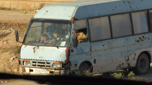 باص المدرسة يقل الأطفال إلى مدرسة أم أنس تصوير سما بيطار