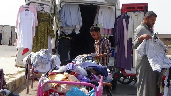 سيارات النقل تحولت لمحال لبيع الملابس تصوير سونيا العلي