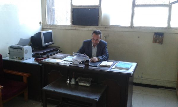 محمد عثمان خلال تأدية عمله كمدير للثانوية تصوير شفان ابراهيم