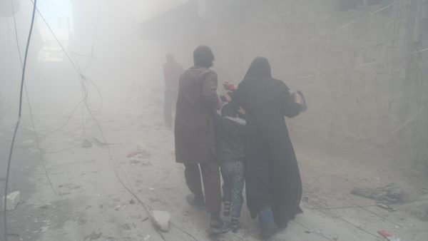 حلب : حي الميسر اخراج سيدة وطفلها من بين الغبار الكثيف الذي غطا المكان نتيجة تعرضه لبرميل متفجر تصوير: صلاح الأشقر