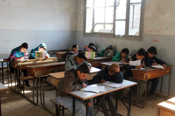 الطلاب عادوا إلى مقاعدهم في مدرسة الشهيد هيثم البيوش تصوير مصطفى الجلل