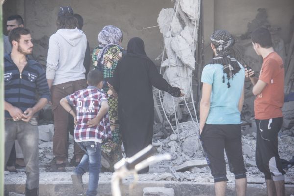 - نساء يتفقدن مكان استهداف الطيران الحربي لاحد منازل اقربائهم تصوير معهد صحافة الحرب والسلام