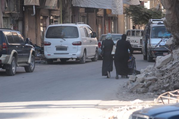 نساء مع أطفالهم اثناء زيارة الأقارب - - تصوير معهد صحافة الحرب والسلام