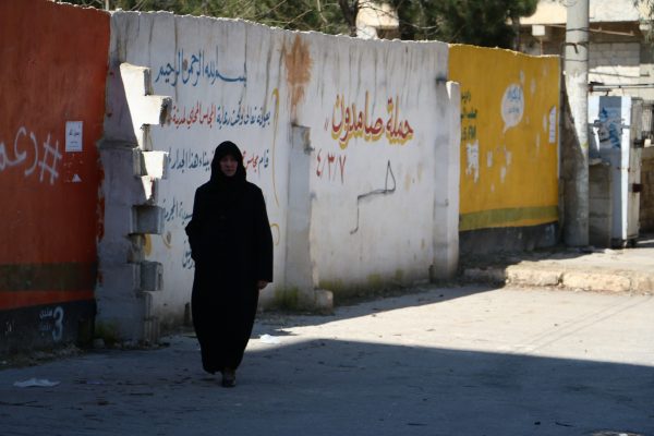 أمرأة تمشي في حي صلاح الدين