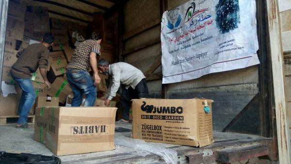 مساعدات لإغاثة النازحين من جمعية أنصار المظلومين تصوير رزان السيد