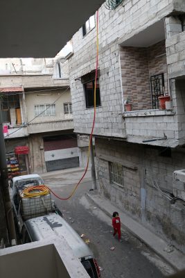 Houses are supplied with water by tanks at a very high cost. Photo by : Karam Mansur