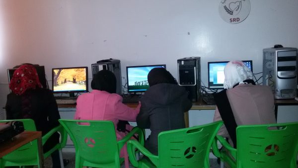مشاركات في ورشة العمل على جهاز الكمبيوتر تصوير شادية تعتاع