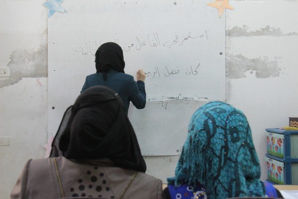 معلمة في أحدى مراكز دورات محو الأمية في ريف ادلب - تصوير معهد صحافة الحرب والسلام