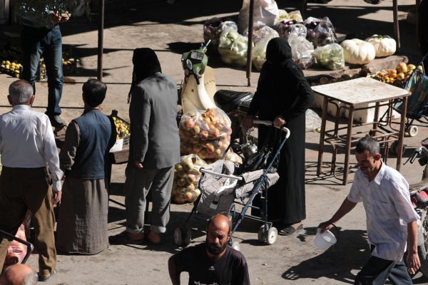 احدى نساء الريف الادلبي وهي تتسوق من السوق الرئيسي تصوير معهد صحافة الحرب والسلام