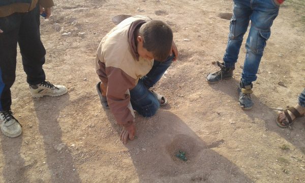لعبة الحفرة حيث يتبارى الصبية بالدحل تصوير نايف البيوش