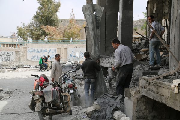 بعض أهالي ريف ادلب يقومون بإزالة انقاض ومخلفات القصف وإصلاح محلهم التجاري لاعادة تاهيله والعمل به