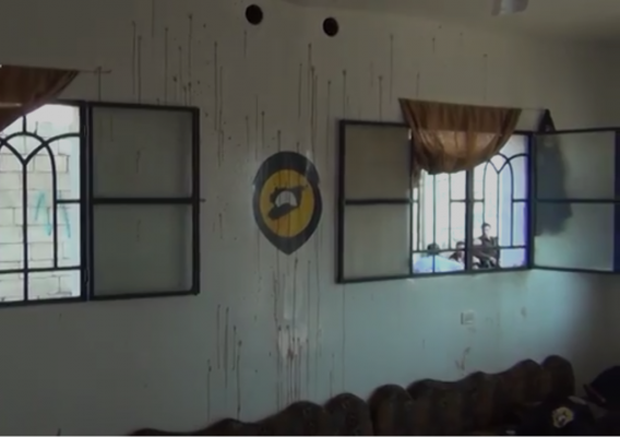 آثار الدماء على الجدران في مقر الدفاع المدني في سرمين تصوير أحمد عبي