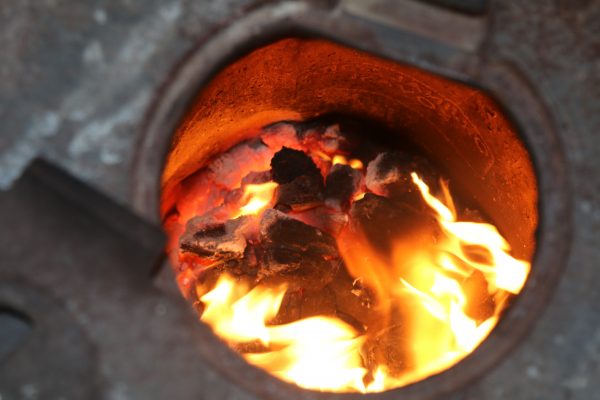 حين يشتعل الفحم الحجري في مدفأته الخاصة تصوير أحمد العكلة