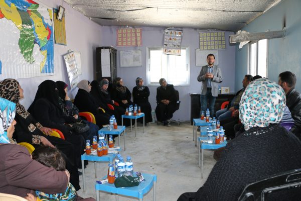 جلسة حوارية مع الأهل في إحدى المدارس لبحث مشكلة تسرب الطلاب تصوير خالد عبد الكريم