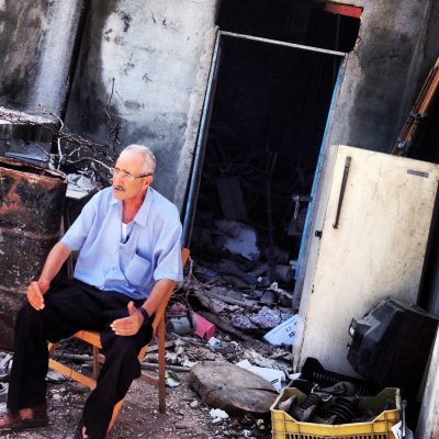 رجل مسنّ يستريح خلال هدنة في دير الزور