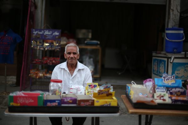 رجل يبيع الحلوى في مدينة زملكا