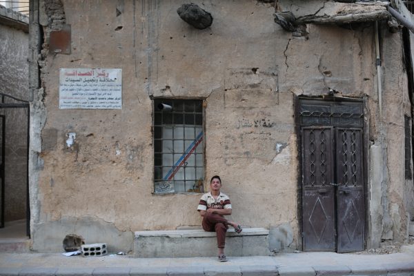 شاب يجلس على الطريق في مدينة زملكا